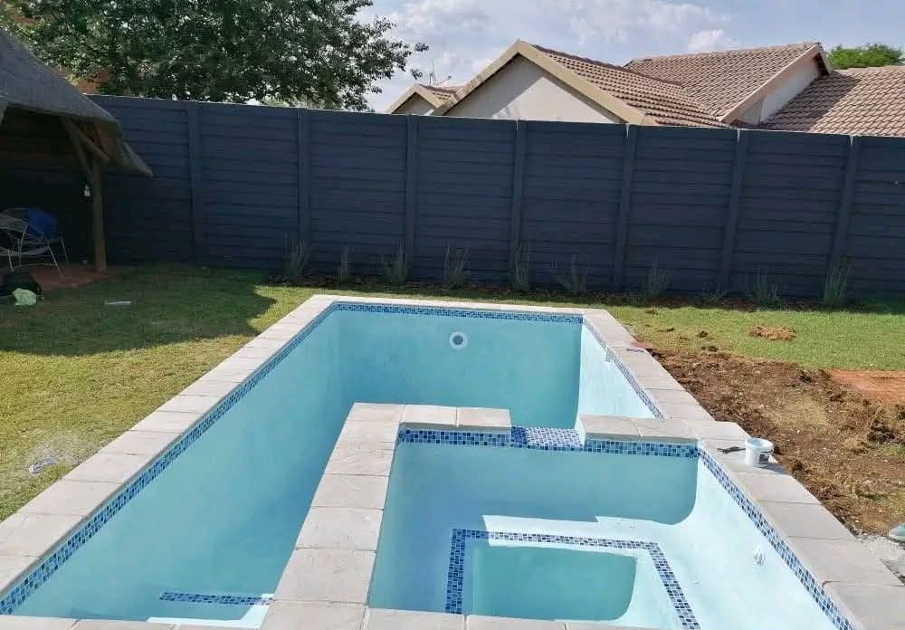 Freeform pool with steps
