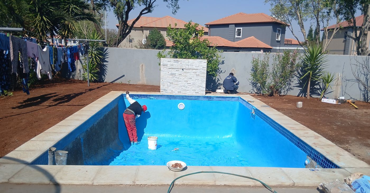 Rectangular pool finished in blue